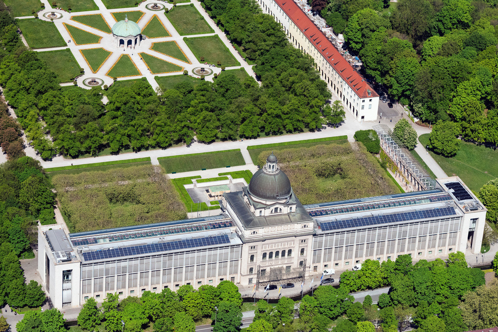 dr__0063693.jpg | MüNCHEN 29.04.2025 Regierungs- Verwaltungsgebäude " Bayerische Staatskanzlei " an der Straße Franz-Josef-Strauß-Ring im Ortsteil Altstadt in München im Bundesland Bayern, Deutschland. Weiterführende Informationen bei: Bayerische Staatskanzlei. // Government administration building" Bayerische Staatskanzlei " on street Franz-Josef-Strauss-Ring in the district Altstadt in Munich in the state Bavaria, Germany. Further information at: Bayerische Staatskanzlei. Foto: Daniel Reiter