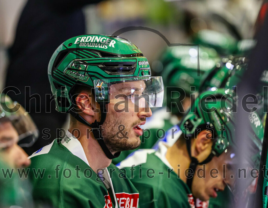 2023-11-12_024_TSV_Erding_gegen_EHC_Koenigsbrunn | Erding, Deutschland, 12.11.2023:
Eishockey, Bayernliga Vorrunde 2023 / 2024, 9. Spieltag, TSV Erding gegen EHC Königsbrunn, Endergebnis: 3:2

Bastian Cramer (Erding Gladiators, #34)

Foto: Christian Riedel / fotografie-riedel.net