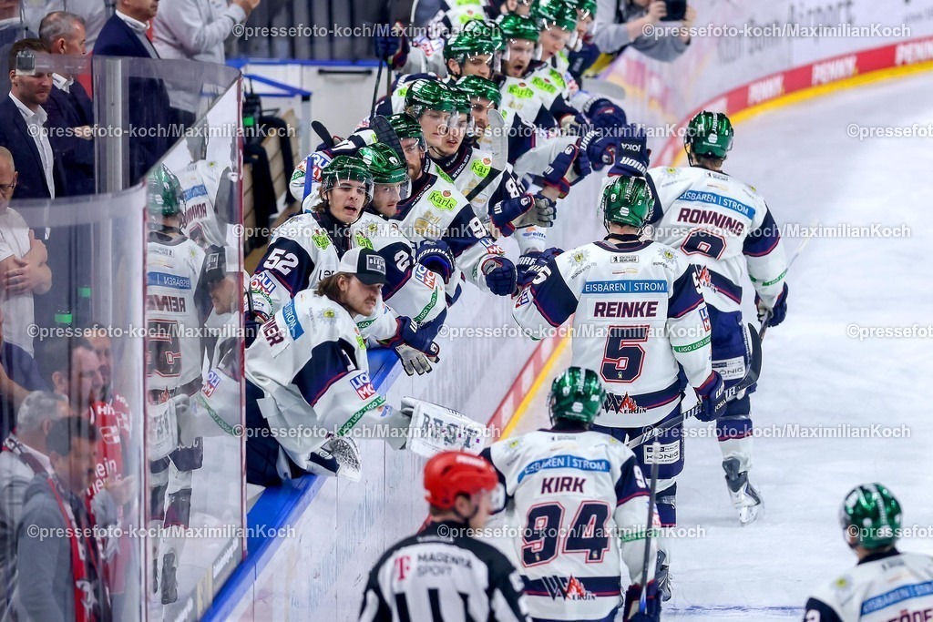 KEC15042601095 | 15.04.2026, Eishockey, DEL Halbfinale Play-Offs, Kölner Haie - Eisbären Berlin, Spiel 4, Lanxess-Arena Köln: Torjubel nach dem Tor zum 1:1 durch Torschütze Ty Ronning (Eisbären Berlin #09)  zusammen mit  Mitch Reinke (Eisbären Berlin #05) 
