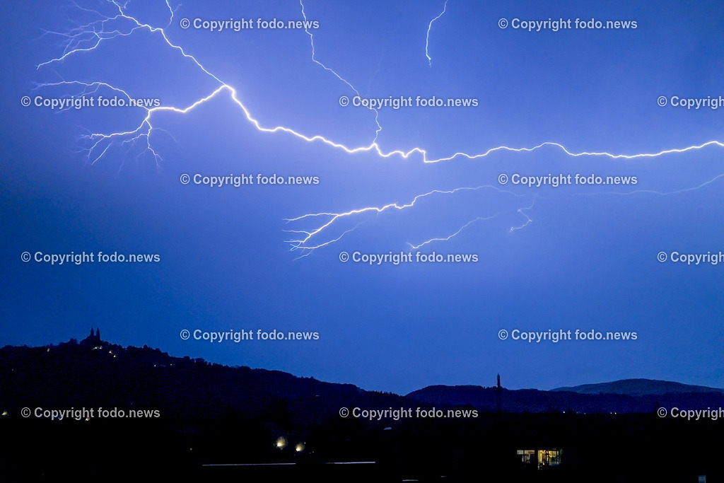 Wetter_ Gewitter_ Blitz_ 13.08.2024-7 | 13.08.2024, Linz, AUT, Wetter, Unwetter, Gewitter, im Bild Blitze, Blitz ueber der Stadt