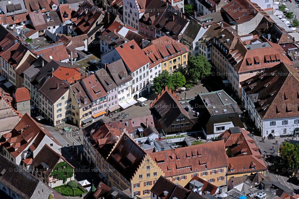 4031999 | ÜBERLINGEN 12.06.2020 Platz- Ensemble Hofstatt im Innenstadt- Zentrum in Überlingen am Bodensee im Bundesland Baden-Württemberg, Deutschland. Weiterführende Informationen bei: Überlingen Marketing und Tourismus GmbH. // Ensemble space an place Hofstatt in the inner city center in Ueberlingen at Bodensee in the state Baden-Wuerttemberg, Germany. Further information at: Ueberlingen Marketing und Tourismus GmbH. Foto: Gerhard Launer