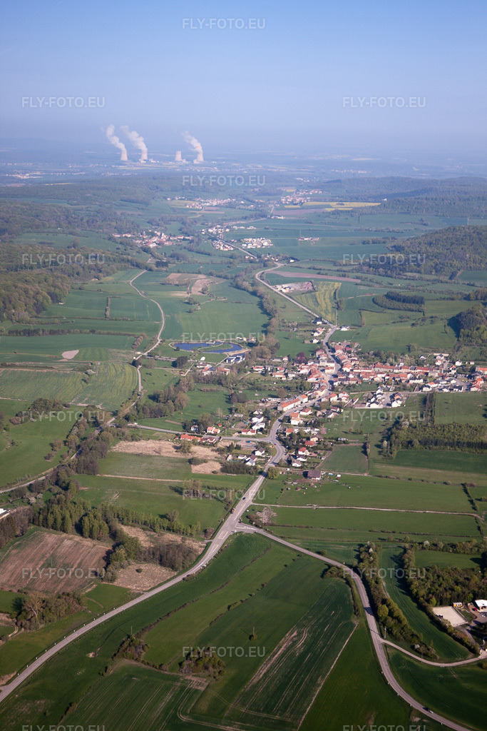 Vue aérienne: Vue de la ville à Buding dans le département Moselle, France. Photo: IMG_39688.jpg prise le 16/04/2011 par Werner Riehm/FLY-FOTO.eu – Résolution de l'original: 3168 x 4752 px
