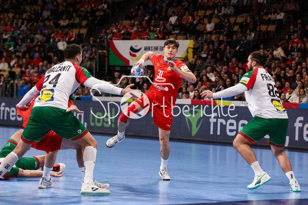 Tschechien - Portugal | Alexandre CAVALCANTI (POR #24) behindert Matej KLIMA (CZE #31) und Lusi FRADE (POR #82) / zweikampf