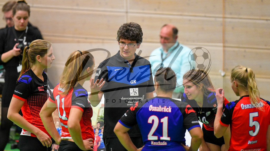 VCOBWA20211106_007 | Volleyball, Frauen: Trainer Gunnar Kraus (VC Osnabrueck) gestikuliert, Gestik bei dem Spiel der 3. Liga West zwischen VC Osnabrueck und SV BW Aasee in der Schlosswallhalle am 06.11.2021 in Osnabrueck, Deutschland. - Realisiert mit Pictrs.com