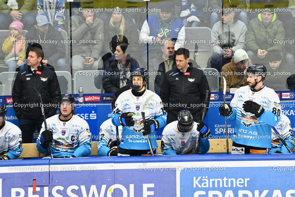 EC IDM Wärmepumpen VSV vs. Steinbach Black Wings Linz | Spielerbank Black Wings Linz, Headcoach Black Wings Linz PHILIPP LUKAS, #80 Julian Pusnik Black Wings Linz, EC IDM Wärmepumpen VSV vs. Steinbach Black Wings Linz, EC IDM Wärmepumpen VSV vs. Steinbach Black Wings Linz am 23.01.2026 in Villach (Stadthalle Villach), Austria, (Photo by Bernd Stefan)