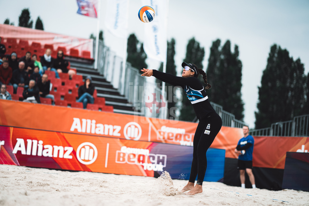 Beachvolleyball | Frauen | German Beach Tour 2024 | Tourstop Bremen | 07.06.2024 | Andressa Cavalcanti Ramalho (BRA) spielt den Ball