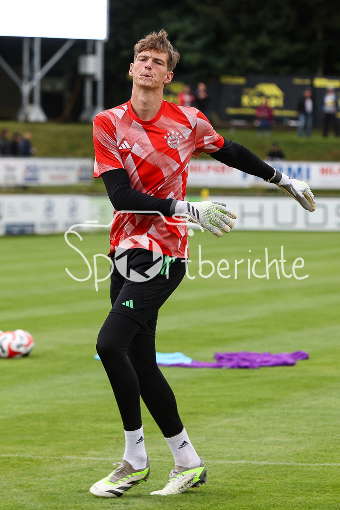 DJK Vilzing - FC Bayern Amateure | FCB Keeper Tom Ritzy HUELSMANN (FCB #1) beim warmmachen / Einzelfoto / Freisteller