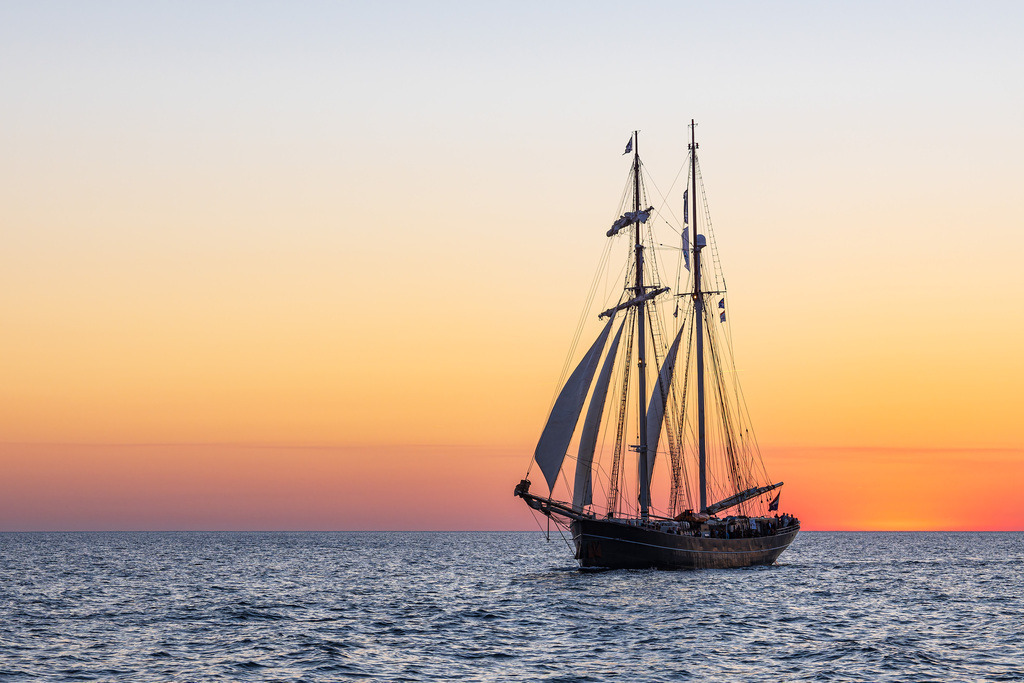 Segelschiff im Sonnenuntergang auf der Hanse Sail in Rostock | Segelschiff im Sonnenuntergang auf der Hanse Sail in Rostock.