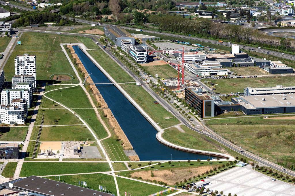 dr__0051126.jpg | BöBLINGEN 22.04.2020 Mischbebauung der Wohngebiets- und Gewerbeansiedlung des Gemeinschaftsprojet Flugfeld ist ein interkommunales Wohn- und Gewerbegebiet, das bis 2031 gemeinschaftlich von den Städten Böblingen und Sindelfingen erschlossen wird. Mit einer Gesamtfläche von fast 80 ha zählt dieses Projekt zu einer der größten Stadtentwicklungen Süddeutschlands. in Böblingen im Bundesland Baden-Württemberg, Deutschland. // Mixing of residential and commercial settlements des Gemeinschaftsprojet Flugfeld ist ein interkommunales Wohn- and Gewerbegebiet, das bis 2031 gemeinschaftlich von den Staedten Boeblingen and Sindelfingen erschlossen wird. Mit einer Gesamtflaeche von fast 80 ha zaehlt dieses Projekt zu einer of groessten Stadtentwicklungen Sueddeutschlands. in Boeblingen in the state Baden-Wuerttemberg, Germany. Foto: Daniel Reiter