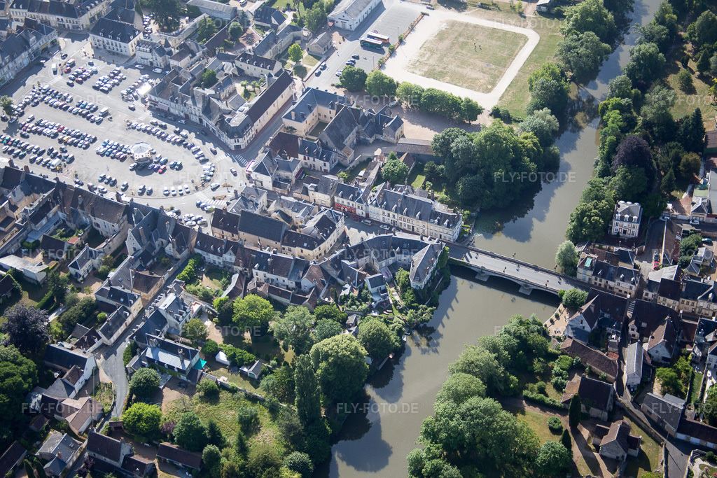 Luftbild: Ortsansicht in Montoire-sur-le-Loir im Bundesland Loir-et-Cher in Frankreich. Foto: IMG_081158.jpg vom 19.06.2015 durch Werner Riehm/FLY-FOTO.de