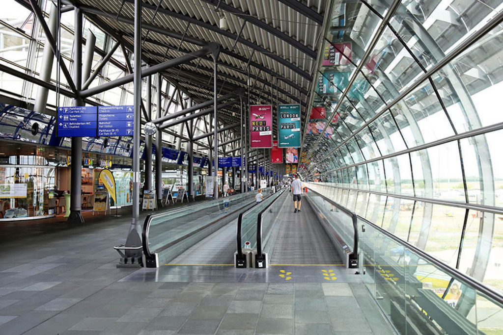 Foto: Leipzig - Flughafen Leipzig-Halle | Das Team hinter BILDLEXIKON LEIPZIG bündelt historische wie aktuelle Informationen über die Stadt Leipzig in Text und Bild auf einer Plattform und stellt diese der interessierten Öffentlichkeit zur Verfügung.