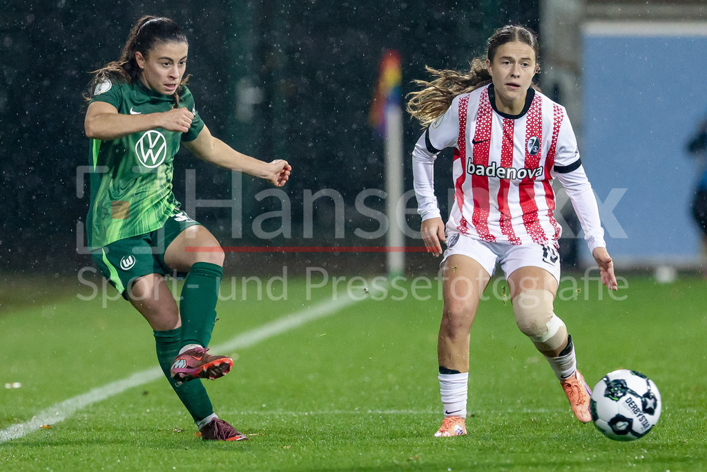 Fussball, DFB-Pokal Frauen, VfL Wolfsburg - SC Freiburg | v.li.: Judit Pujols (VfL Wolfsburg, 33) und Nia Szenk (SC Freiburg, 19) im Zweikampf, Duell, Dynamik, Aktion, Action, Spielszene, DIE DFB-RICHTLINIEN UNTERSAGEN JEGLICHE NUTZUNG VON FOTOS ALS SEQUENZBILDER UND/ODER VIDEOÄHNLICHE FOTOSTRECKEN. DFB REGULATIONS PROHIBIT ANY USE OF PHOTOGRAPHS AS IMAGE SEQUENCES AND/OR QUASI-VIDEO.