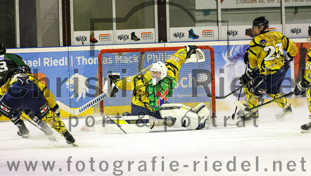 2022-12-16_041_TSV_Erding_gegen_EC_Pfaffenhofen | Erding, Deutschland, 16.12.2022:
Eishockey, Bayernliga 2022 / 2023, 21. Spieltag, TSV Erding gegen EC Pfaffenhofen, Endergebnis: 14:1

Tobias Cramer (Erding Gladiators, #63), Torwart Hannes Kiefer (EC Pfaffenhofen, #30), Tim Lohrer (EC Pfaffenhofen, #23)

Foto: Christian Riedel / fotografie-riedel.net