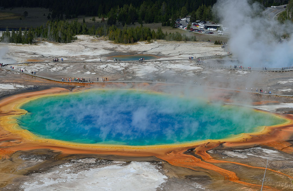 usa-2014-458 | Grand Prismatic Spring im Midway Geyser Basin des Yellowstone Nationalparks ist die größte Thermalquelle der USA und die drittgrößte der Welt. Die Schönheit des Pools ist nur von oben zu erkennen. - Realisiert mit Pictrs.com