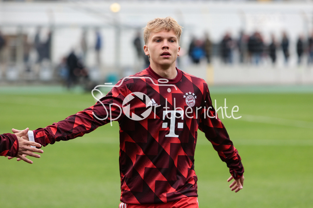 FC Bayern Amateure - SpVgg Hankofen-Hailing | Frans KRAETZIG (FCB #29) beim warmmachen vor der Partie in Muenchen