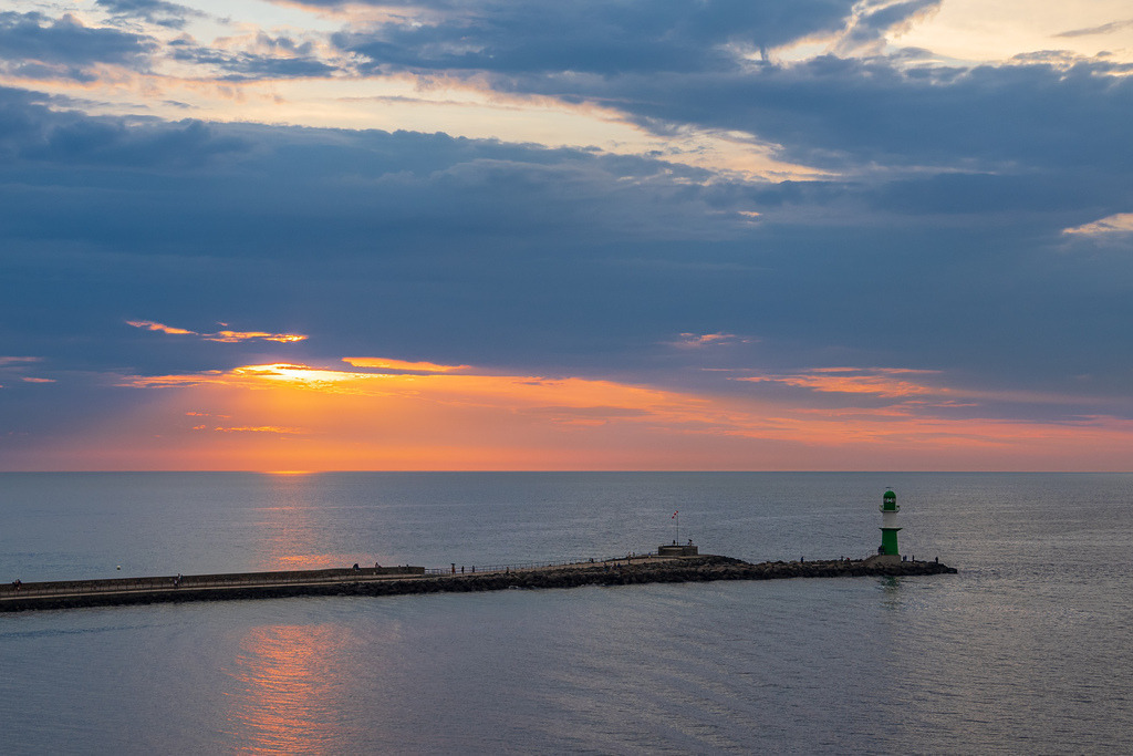 Mole an der Ostseeküste in Warnemünde am Abend | Mole an der Ostseeküste in Warnemünde am Abend.