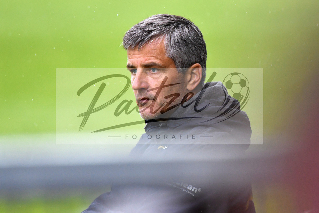 SVMFCH20200606_0016 | Fussball, Herren: Trainer Jens Haertel (FC Hansa Rostock) schaut bei dem Spiel der 3. Liga zwischen SV Meppen und FC Hansa Rostock in der Haensch-Arena am 06.06.2020 in Meppen, Deutschland.DFB / DFL REGULATIONS PROHIBIT ANY USE OF PHOTOGRAPHS AS IMAGE SEQUENCES AND/OR QUASI-VIDEO. - Realisiert mit Pictrs.com
