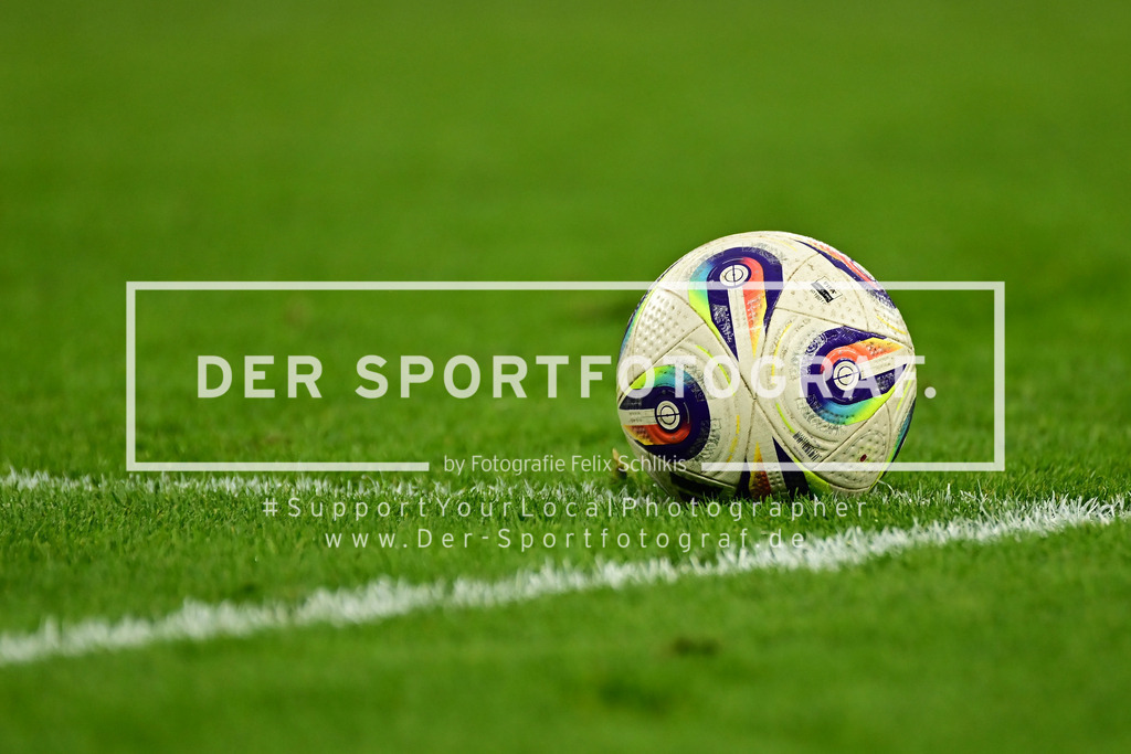 Fußball I Frauen I Saison 2025-2026 I Bundesliga I 10. Spieltag I Hamburger SV - 1. FC Nürnberg I 48267 | Symbol, Symbolfoto, Symbolbild, Sinnbild, Bildsymbol, Darstellung, Signum: Fußball, Fussball, auf dem Boden, Abschlag, Abstoß, Fußballschuh, Schuh, Ball, Linie, Rasen, Freistoß, Elfmeter, 11-Meter, 11 meter, Eckstoß, Ecke,  - Realized with Pictrs.com