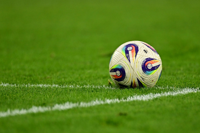 Fußball I Frauen I Saison 2025-2026 I Bundesliga I 10. Spieltag I Hamburger SV - 1. FC Nürnberg I 48267 | Symbol, Symbolfoto, Symbolbild, Sinnbild, Bildsymbol, Darstellung, Signum: Fußball, Fussball, auf dem Boden, Abschlag, Abstoß, Fußballschuh, Schuh, Ball, Linie, Rasen, Freistoß, Elfmeter, 11-Meter, 11 meter, Eckstoß, Ecke,  - Realisiert mit Pictrs.com