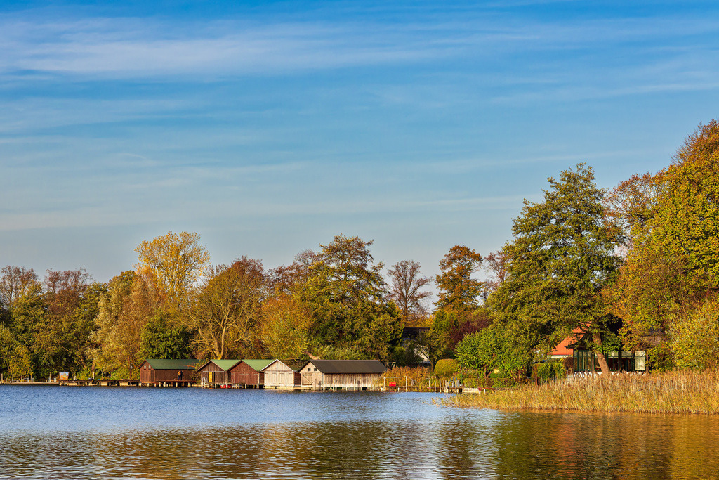 Blick über den Haussee auf Bootshäuser in der Stadt Feldberg | Blick über den Haussee auf Bootshäuser in der Stadt Feldberg.