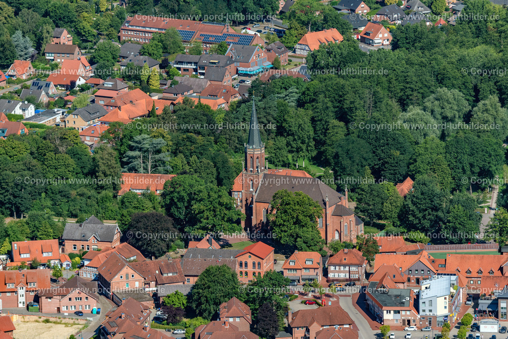 Harsefeld_Kirche_ELS_6950110822 | HARSEFELD 11.08.2022 Historische Kirche- Gebäudekomplex " St. Marien- und Bartholomäi " in Harsefeld im Bundesland Niedersachsen, Deutschland. // Historic church complex " St. Marien- and Bartholomaei " in Harsefeld in the state Lower Saxony, Germany. Foto: Martin Elsen