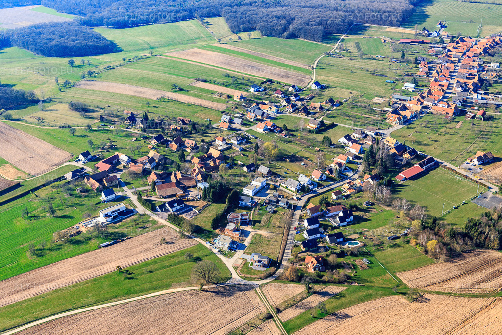 Vue aérienne: Vue de la ville depuis le sud-est à Laubach dans le département Bas Rhin, France – .Photo: IMG_097468.jpg prise le 16/03/2017 par Werner Riehm/FLY-FOTO.eu – Résolution de l'original: 5472 x 3648 px