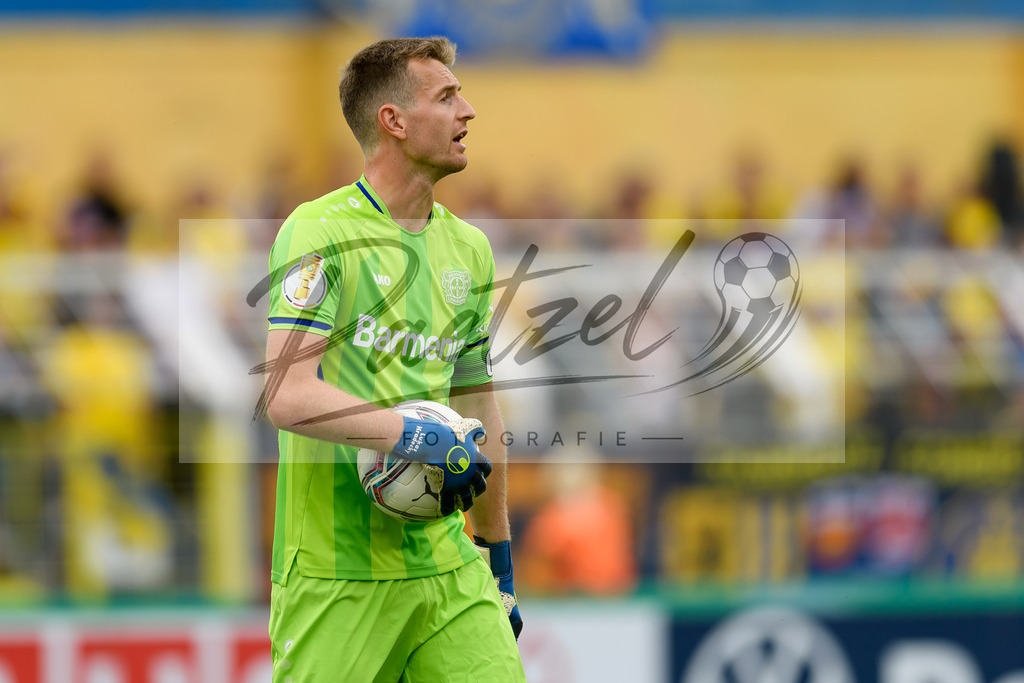 LLELEV20210807_083 | Fussball, Herren: Torwart Lukas Hradecky (Bayer 04 Leverkusen) schaut beim Spiel der 1. Runde im DFB-Pokal zwischen 1. FC Lokomotive Leipzig und Bayer 04 Leverkusen im Bruno-Plache-Stadion am 07.08.2021 in Leipzig, Deutschland.DFB / DFL REGULATIONS PROHIBIT ANY USE OF PHOTOGRAPHS AS IMAGE SEQUENCES AND/OR QUASI-VIDEO. - Realisiert mit Pictrs.com