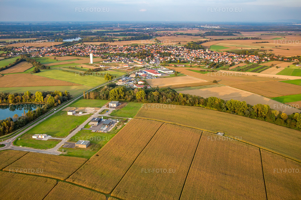 Vue aérienne: Vue de la ville depuis le sud-ouest à Rœschwoog dans le département Bas Rhin, France. Photo: IMG_074338.jpg prise le 04/10/2014 par Werner Riehm/FLY-FOTO.eu – Résolution de l'original: 5472 x 3648 px