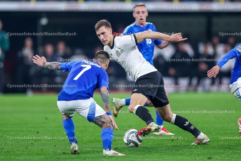DFB23032501098 | 23.03.2025, Fußball, Viertelfinale UEFA Nations League, Deutschland - Italien, Signal Iduna Park, Saison 2024 2025: Matteo Politano (ITA #07) im Zweikampf gegen Nico Schlotterbeck (GER #15) DFB regulations prohibit any use of photographs as image sequences and or quasi-video.