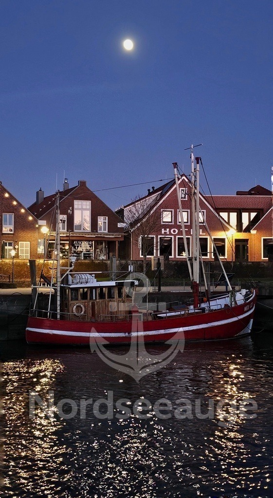 04.2ß26_Hafen-kutter | Nordseeauge zeigt ruhige Fotokunst von der Nordsee. Hochwertige Prints, Bilder und Motive mit Weite, Licht und Meer – für Zuhause oder als Geschenk. Robbycard-Nordsee Erlebnisse zum sammeln