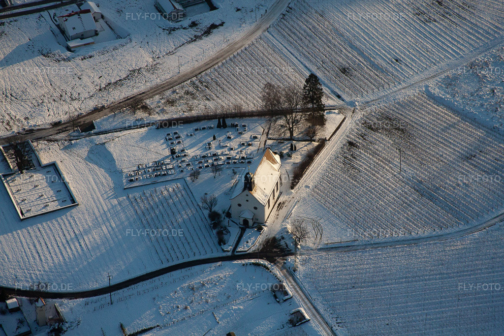 Luftbild: Winterlich schneebedeckte Kapelle Dyonisos im Ortsteil Gleiszellen in Gleiszellen-Gleishorbach im Bundesland Rheinland-Pfalz in Deutschland. Foto: IMG_36444.jpg vom 03.01.2011 durch Werner Riehm/FLY-FOTO.de