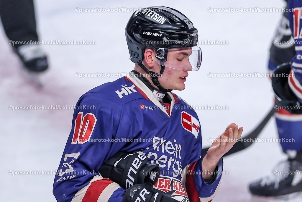 KEC03012501046 | 03.01.2025, Eishockey, Penny DEL, Kölner Haie - EHC Red Bull München, Spieltag 33, Lanxess-Arena Köln: Justin Schütz (Kölner Haie #10) bekommt den Puck genau ins Gesicht und fasst sich unter Schmerzen mit der Hand an den Kopf