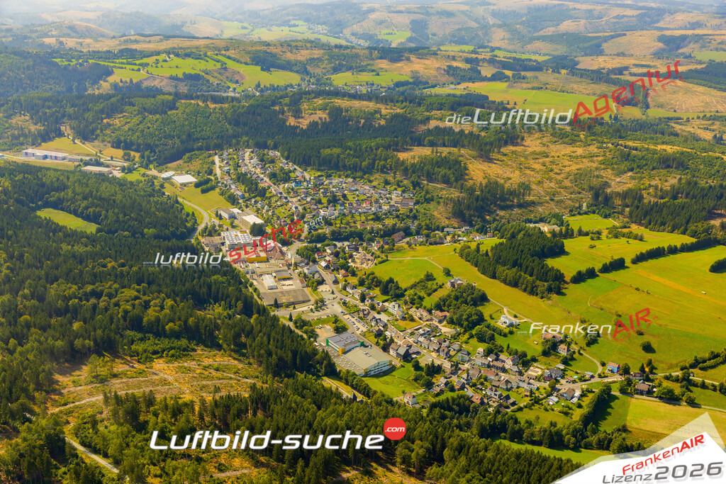 Klassische Luftaufnahme ohne Drohne zeigt:Kleintettau bei Tettau - Die Luftbildaufnahme wurde 2025 vom UL-Flugzeug heraus erstellt ( keine Drohnenaufnahme ) - Hochauflösende Luftaufnahme -Nicht vergleichbar mit Google Maps oder Satelittenbilder- Die Geschenkidee !Mit Lizenz und Bildrechte bestellbar