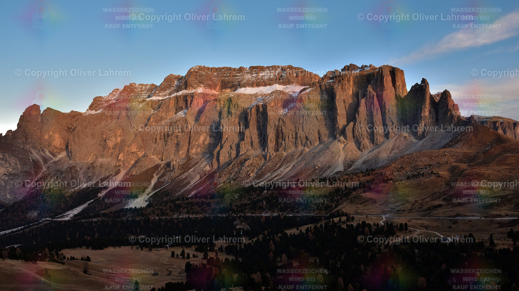 Sella Panorama im Abendrot | Die Sella im spätherbstlichen Abendrot, in ihrer ganzen Breite gesehen vom Langkofel Rundweg.