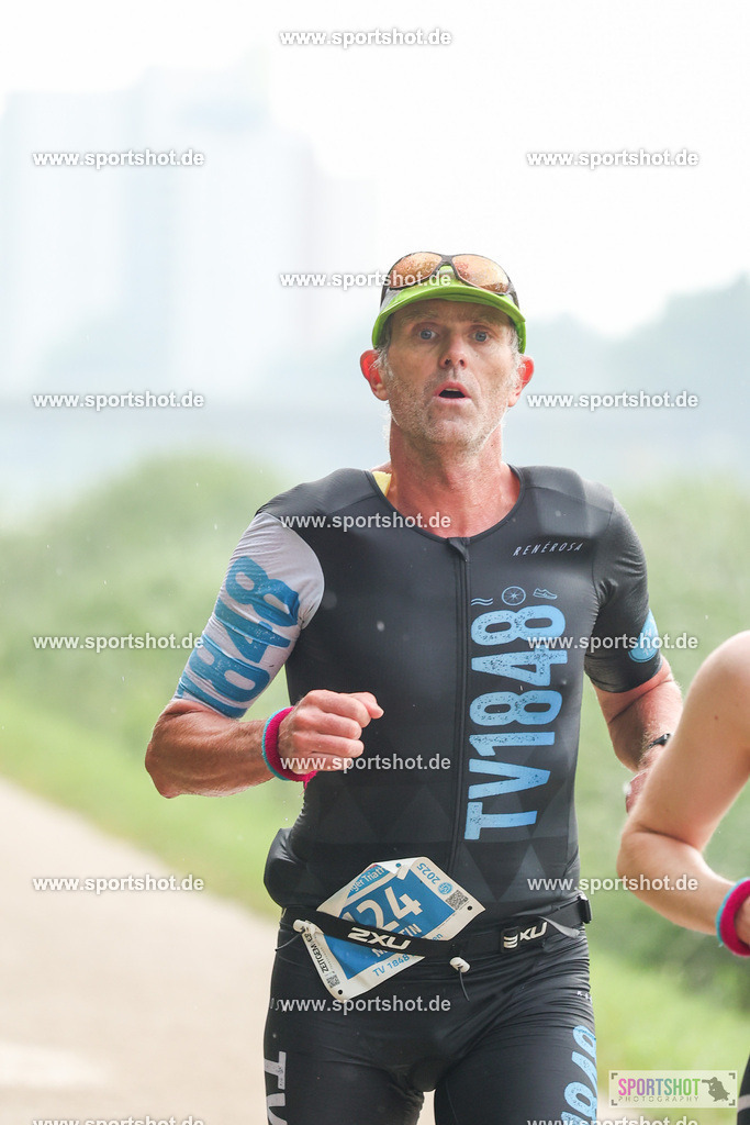 LUR_1162 | 34. M-net Erlanger Triathlon 2025 #erlangertriathlon  #mnettriathlon2025 #mnettriathlon #team #olympischedistanz #mitteldistanz #triathlon #maindonaukanal  #erlangertriathlon2025 #yourpictrs #tv1848 #tv1848erlangen  #triathlonbayern #sportinerlangen #demsportverbunden #sportshot_your_pictrs Copyright: www.sportshot.de