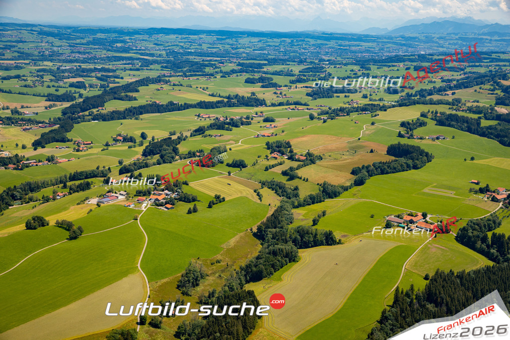 Das Luftbild zeigt : Winneberg Altusried - Die Luftaufnahme wurde 2024 vom UL-Flugzeug aus erstellt ( keine Drohne ) - Hochauflösende Luftaufnahme - Für grossformatige Ausdrucke geeignet. Die Geschenkidee !Mit Lizenz und Bildrechte bestellbar