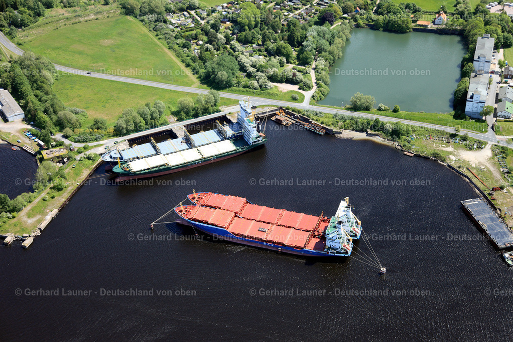 3090382 | Frachtschiffe im Hafen an der Schleußenstrasse, Wilhelmshaven