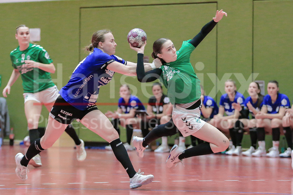 Handball, 2. Bundesliga Frauen, SV Werder Bremen - HSG Freiburg | v.li.: Rebecca Dürr (HSG Freiburg, 10) und Chiara Thorn (SV Werder Bremen, 44) im Zweikampf, Duell, Spielszene, Aktion, Action