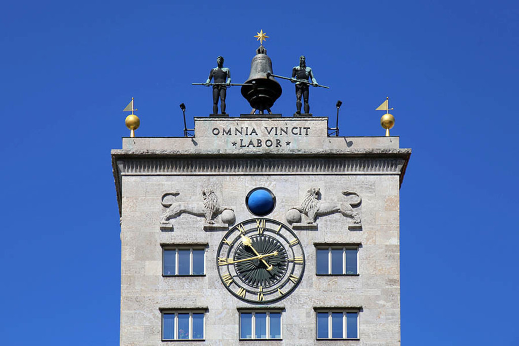 Krochhochhaus mit Glockenmännern | Entdecke über 20 Kategorien Leipzig-Motive: Foto-Downloads, hochwertige Poster, Leinwand- & Fine-Art-Prints. Jetzt Lieblingsfoto im Bildlexikon Leipzig Shop bestellen!