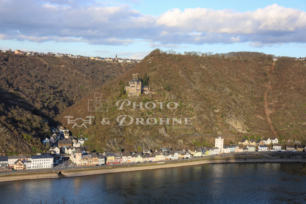 Burg Katz-5778 | Sankt Goarshausen auf der rechten und Sankt Goar auf der linken Rheinseite bezeichen sich selber als Schwesterstädte. Es gibt einige gemeinsame Veranstaltungen im Jahr. Die beiden Orte sind durch eine Rheinfähre verbunden. - Realisiert mit Pictrs.com