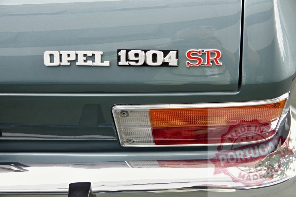 Opel 1904 SR vintage car taillight detail | Opel 1904 SR classic car rear view, displaying emblem and taillight - Realisiert mit Pictrs.com