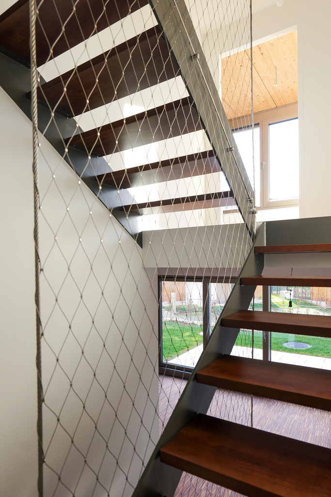 Bulachweg | Leonberg Warmbronn - Am Ortsrand von Leonberg-Warmbronn, im Bulachweg, entstand ein städtebauliches Ensemble mit Quartierscharakter und in nachhaltiger Holzbauweise. Das wurde ganz aktuell mit dem German Design Award ausgezeichnet. Bei einem Rundgang klärt einer der Investoren hoffentlich auch darüber auf, warum die sechs  bezugsfertigen Doppelhäuser seit vielen Wochen leer stehen. - Realisiert mit Pictrs.com