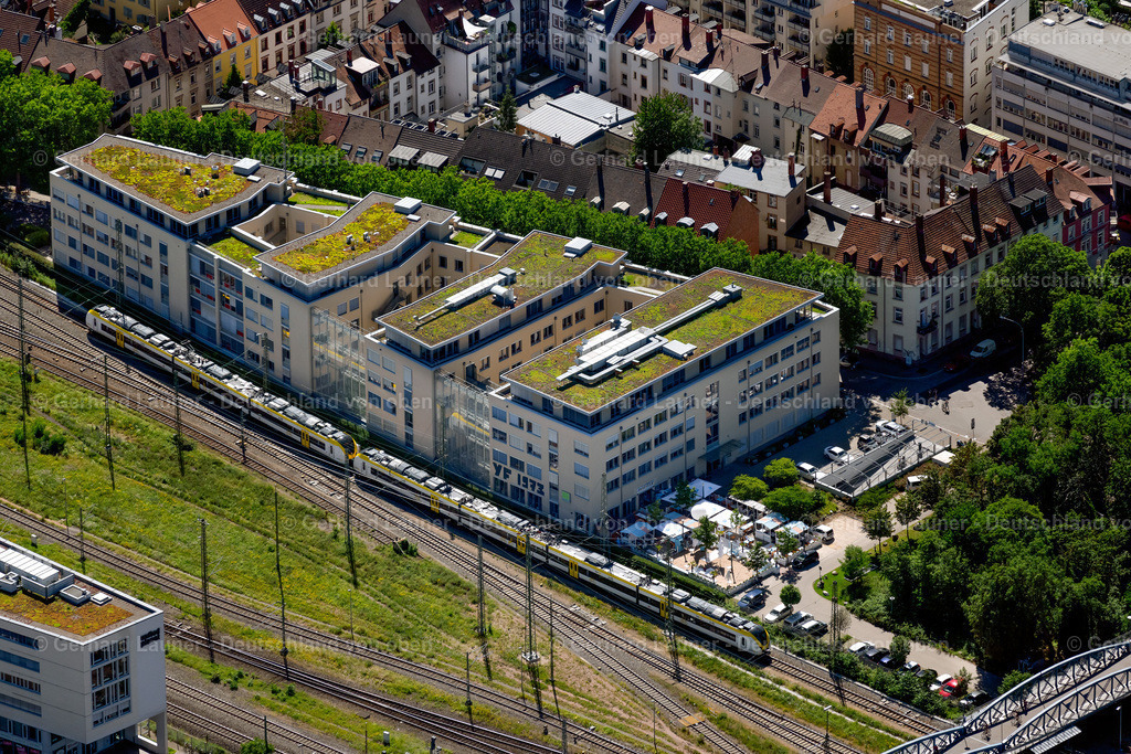 4033425 | FREIBURG IM BREISGAU 30.06.2020 Bürogebäude des Verwaltungs- und Geschäftshauses an der Wentzingerstraße im Ortsteil Stühlinger in Freiburg im Breisgau im Bundesland Baden-Württemberg, Deutschland. Weiterführende Informationen bei: Stadt Freiburg im Breisgau. // Office building on street Wentzingerstrasse in the district Stuehlinger in Freiburg im Breisgau in the state Baden-Wuerttemberg, Germany. Further information at: Stadt Freiburg im Breisgau. Foto: Gerhard Launer