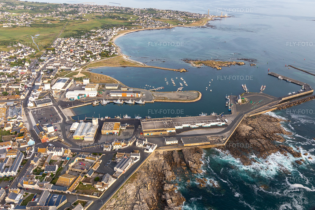 Luftbild: Port de pêche de Saint-Guénolé im Ortsteil St-Guenole-St Pierre in Penmarch im Bundesland Finistère in Frankreich. Foto: IMG_132602.jpg vom 17.06.2022 durch Werner Riehm/FLY-FOTO.de
