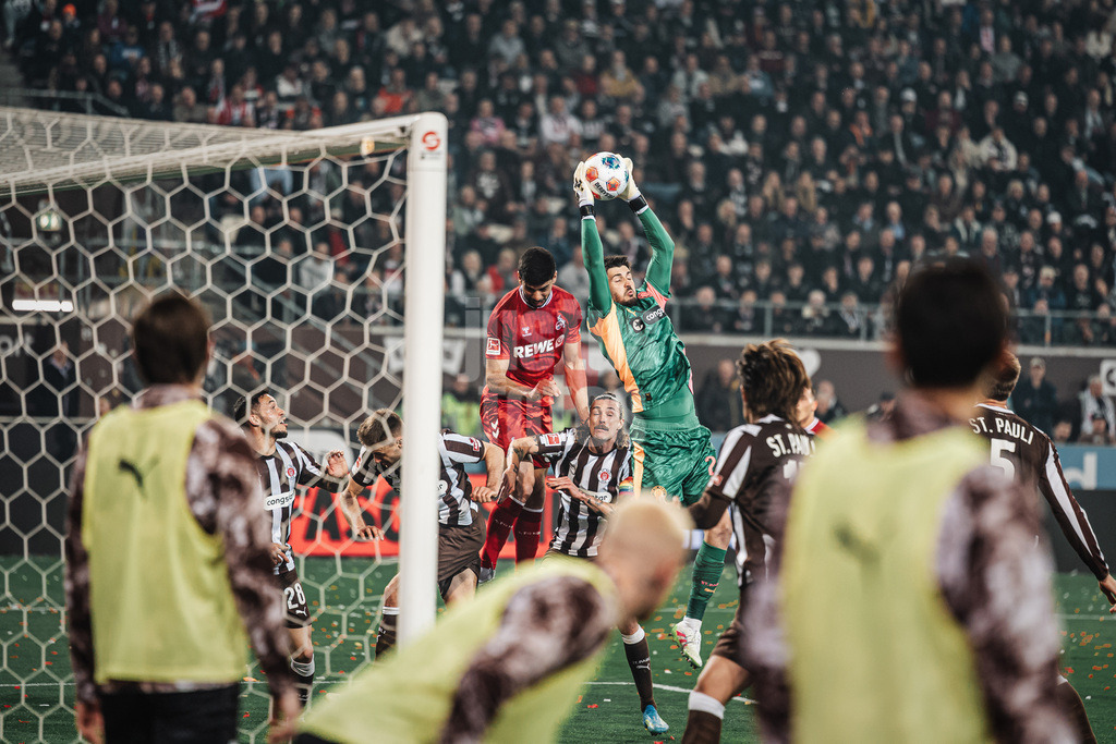 Fußball | Männer | Saison 2025/2026  | Fußball-Bundesliga | 30. Spieltag | FC St. Pauli vs. 1. FC Köln | 17.04.2026 | Nikola Vasilj (#22, FC St. Pauli) hält einen Eckball