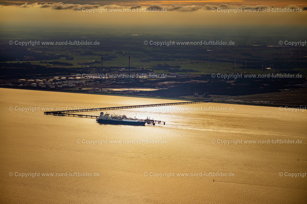 Wilhelmshaven_Höegh_Esperanza_LNG Speicher_und_Verdampfungsschiff_ELS_4416040223 | HOOKSIEL 04.02.2023 Wasserbrücke mit Leitungssystemen des LNG Erdgas und Flüssiggas- Terminal und Entladekai beim Entladen der " Höegh Esperanza " einem LNG-Speicher- und Verdampfungs-Schiff in Hooksiel im Bundesland Niedersachsen, Deutschland. Weiterführende Informationen bei: Höegh LNG AS,  Uniper Anlagenservice GmbH,  Uniper SE. // Water bridge with line systems of the LNG natural gas and liquid gas terminal and unloading dock when unloading the "Hoeegh Esperanza" an LNG storage and evaporation ship in Hooksiel in the state Lower Saxony, Germany. Further information at: Hoeegh LNG AS,  Uniper Anlagenservice GmbH,  Uniper SE. Foto: Martin Elsen