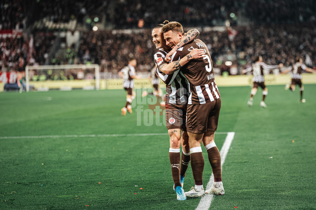 Fußball | Männer | Saison 2025/2026  | Fußball-Bundesliga | 30. Spieltag | FC St. Pauli vs. 1. FC Köln | 17.04.2026 | Jubel nach dem Tor v.l. Jackson Irvine (#7, FC St. Pauli) und Hauke Wahl (#5, FC St. Pauli)