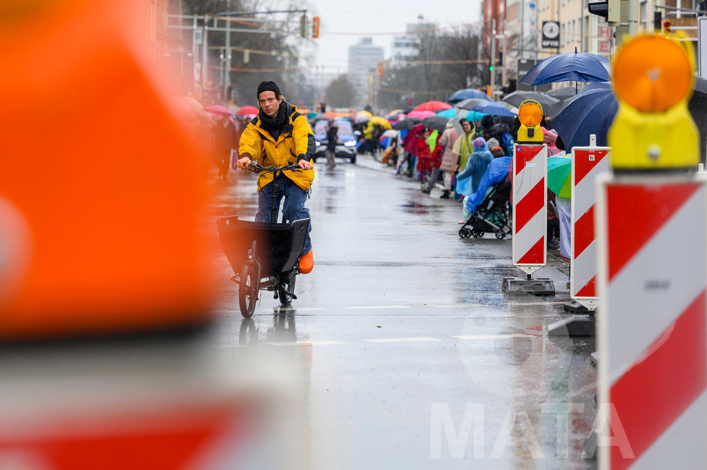 _DWA2260 | Trotz Nieselregen schlängelte sich der „Gaudiwurm“ am Sonntag durch die Nürnberger Innenstadt an tausenden Faschingsfans vorbei.  Nürnberg, 11.02.2024 - Realisiert mit Pictrs.com