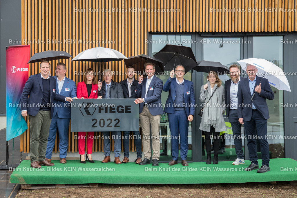 Grundsteinlegung-1348 | Mit der feierlichen Eröffnung der neuen Logistikhalle in Barleben fand das über einen längeren Zeitraum fotografisch begleitete Bauprojekt seinen Abschluss. Bei der Eröffnung waren unter anderem Vertreter der Presse, Gesellschafter und Verantwortliche des Unternehmens FIEGE sowie der Bürgermeister der Gemeinde Barleben anwesend. Die Presseaufnahmen dokumentieren den offiziellen Start des neuen Logistikstandortes und ergänzen die zuvor entstandene fotografische Baustellendokumentation.Die Aufnahme ist Teil des Mitteldeutschen Bildarchivs von Luftbildfotograf Steffen Lehmann. - Realisiert mit Pictrs.com