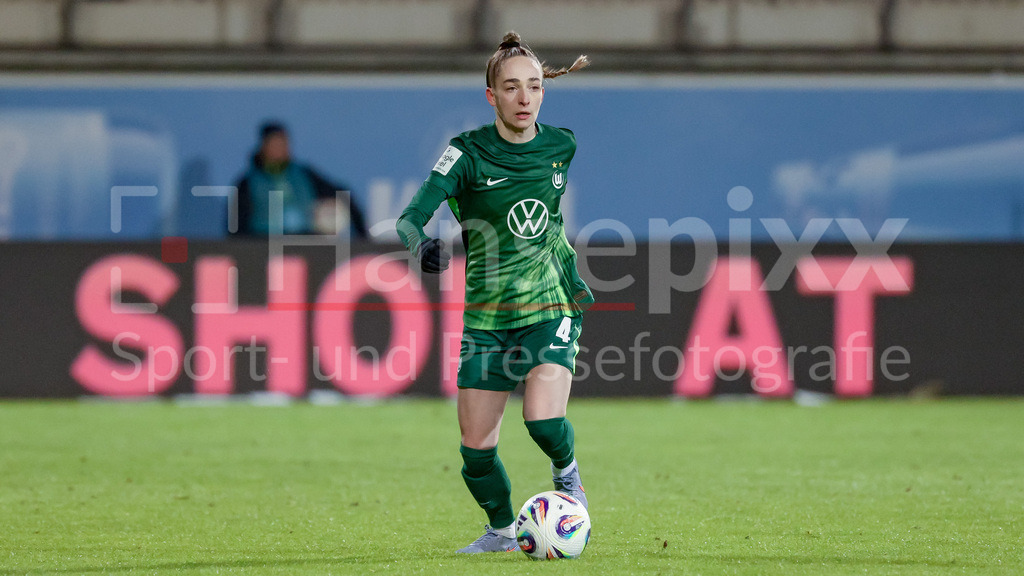 Fussball, Google Pixel Frauen-Bundesliga, VfL Wolfsburg - 1. FC Köln | Sophia Kleinherne (VfL Wolfsburg, 4) am Ball, Freisteller, Einzelbild, Ganzkörper, Aktion, Action, Spielszene, DIE DFB-RICHTLINIEN UNTERSAGEN JEGLICHE NUTZUNG VON FOTOS ALS SEQUENZBILDER UND/ODER VIDEOÄHNLICHE FOTOSTRECKEN. DFB REGULATIONS PROHIBIT ANY USE OF PHOTOGRAPHS AS IMAGE SEQUENCES AND/OR QUASI-VIDEO.